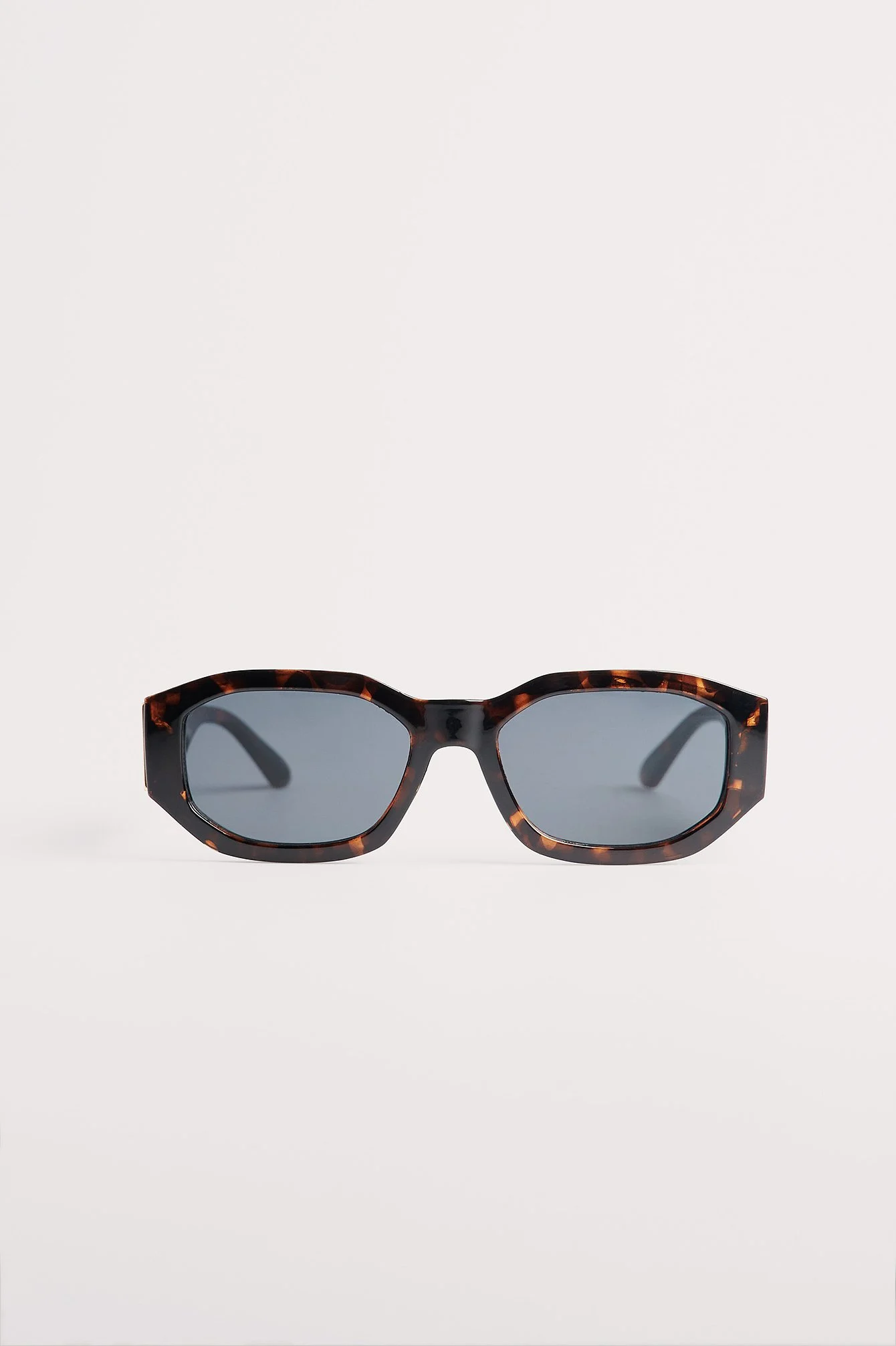Eckige weite Sonnenbrille