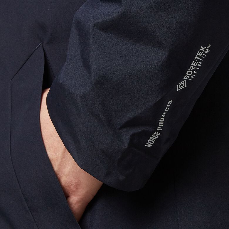 Norse Projects Vargo Gore-Tex Infinium Raglan Mac dark navy
