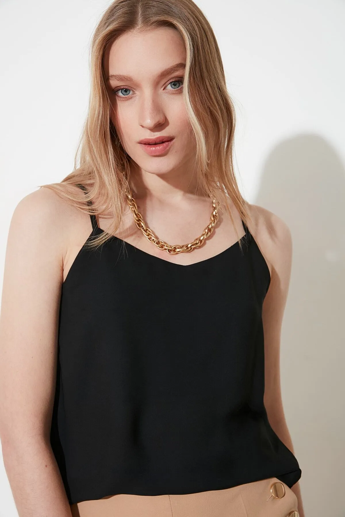 Trendyol Collection  Schwarze Basic-Trägerbluse aus Webstoff TWOSS19BB0224