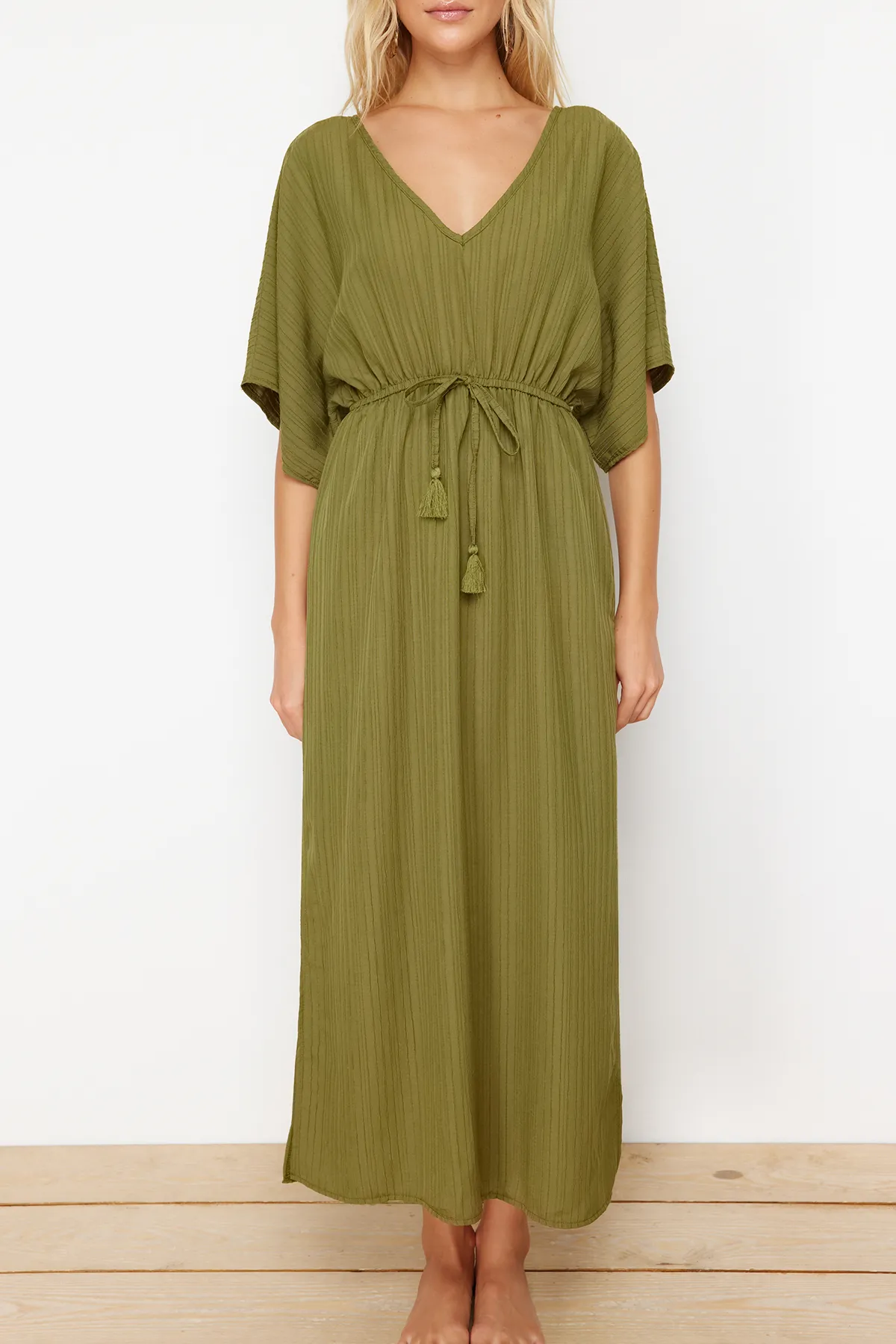 Trendyol Collection  Khakifarbenes, gewebtes Maxi-Strandkleid mit Bindeband TBESS24EL00084