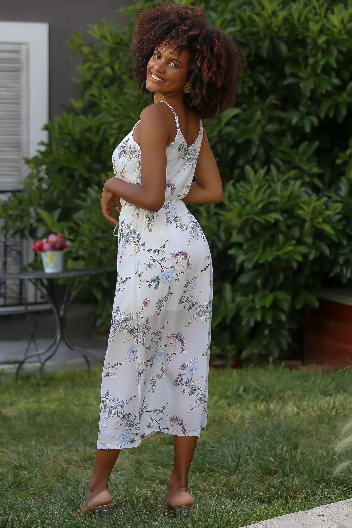 Chiccy  Weißes, gewebtes Kleid in normaler Passform für Damen mit V-Ausschnitt, Trägern und Maxi-Blumenschlitzen