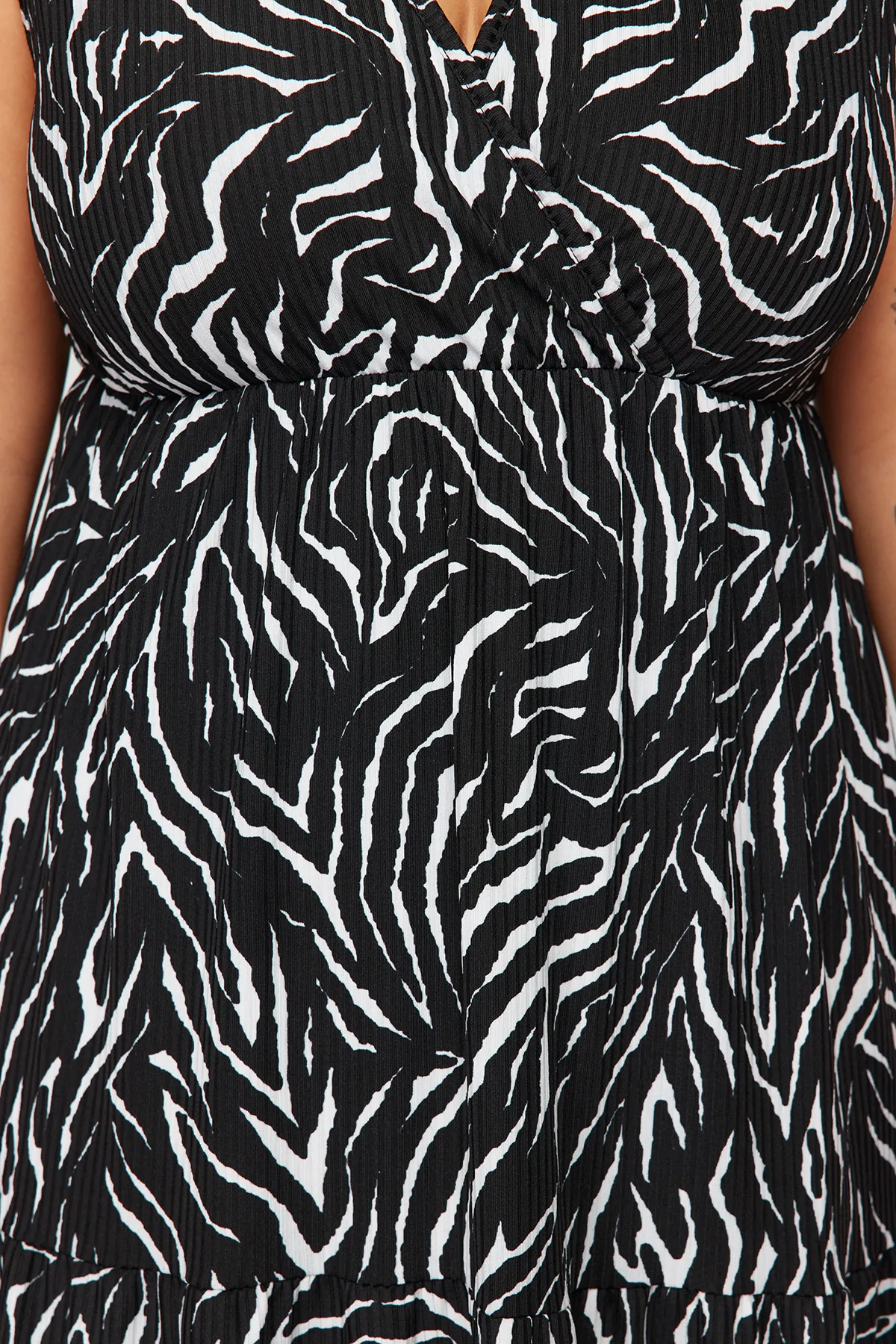Trendyol Curve  Schwarzes A-Linien-Strickkleid mit Tiermuster TBBSS22AH00010