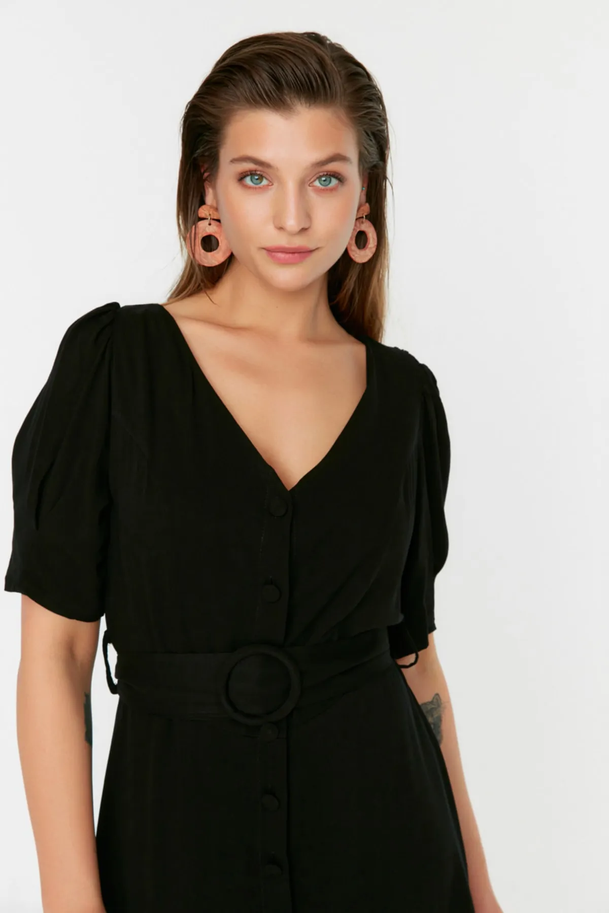 Trendyol Curve  Schwarzes gewebtes Kleid mit Gürtel TBBSS22EL3021