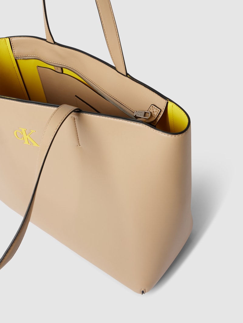 Shopper mit Label-Applikation Modell 'SLEEK' in camel