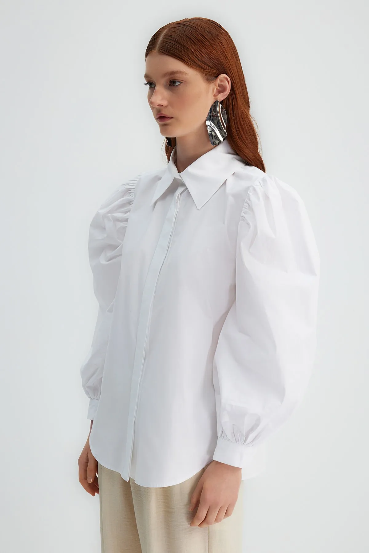 Trendyol Modest  X Kevser Sarıoglu Weißes Hemd mit großem Kragen und Ballonärmeln aus 100 % gewebter Baumwollpopeline TCLSS23TG00008