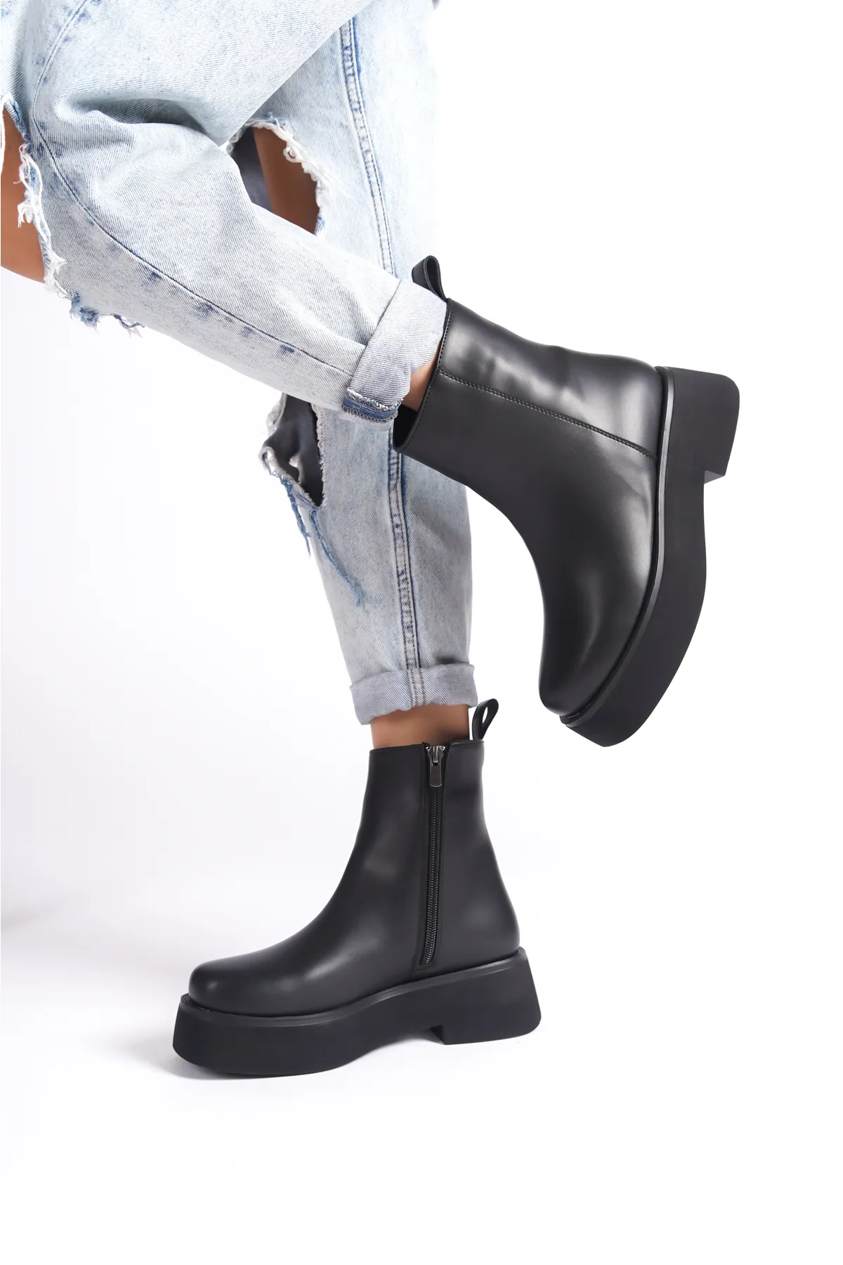 Capone Outfitters  Damenstiefel mit runder Spitze, seitlichem Reißverschluss und Trak-Sohle