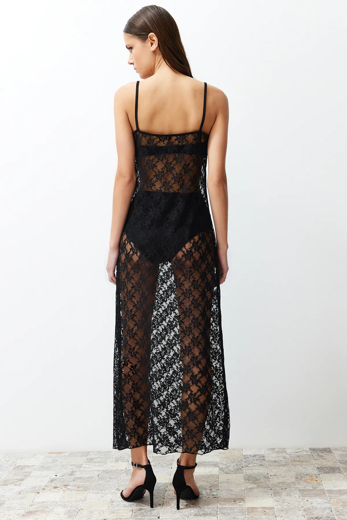 Trendyol Collection  Schwarzes, figurbetontes, flexibles Maxi-Bleistiftkleid aus Strick mit Spitzenträgern TWOSS24EL00574