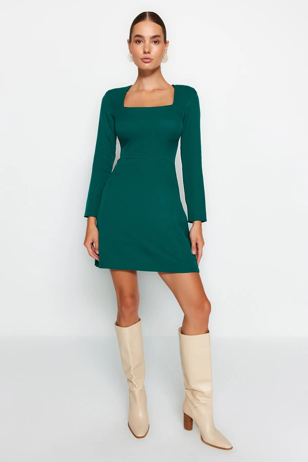 Trendyol Collection  Smaragdgrünes Mini-Webkleid in A-Linie mit quadratischem Kragen TWOAW23EL00894