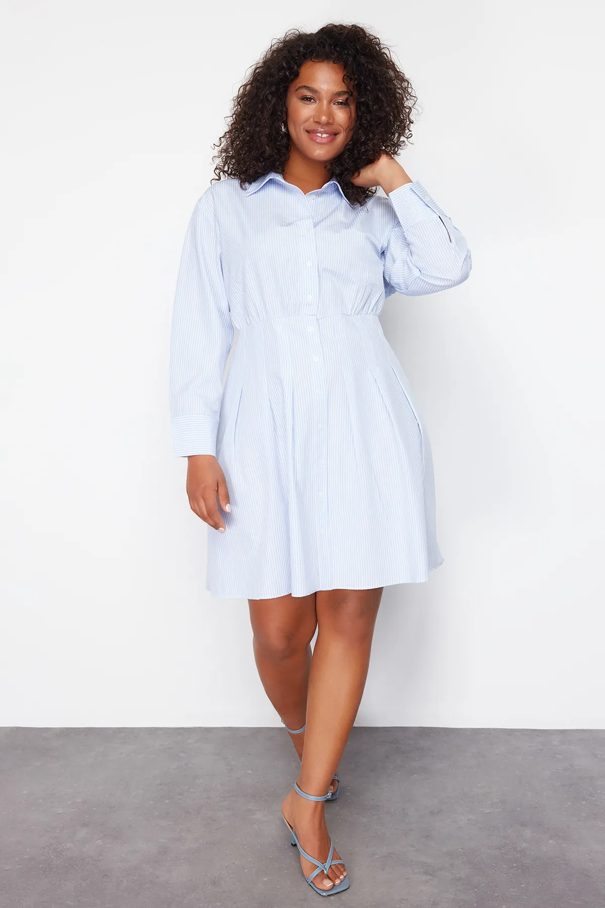 Trendyol Curve  Blaues, gewebtes Popeline-Kleid in Übergröße