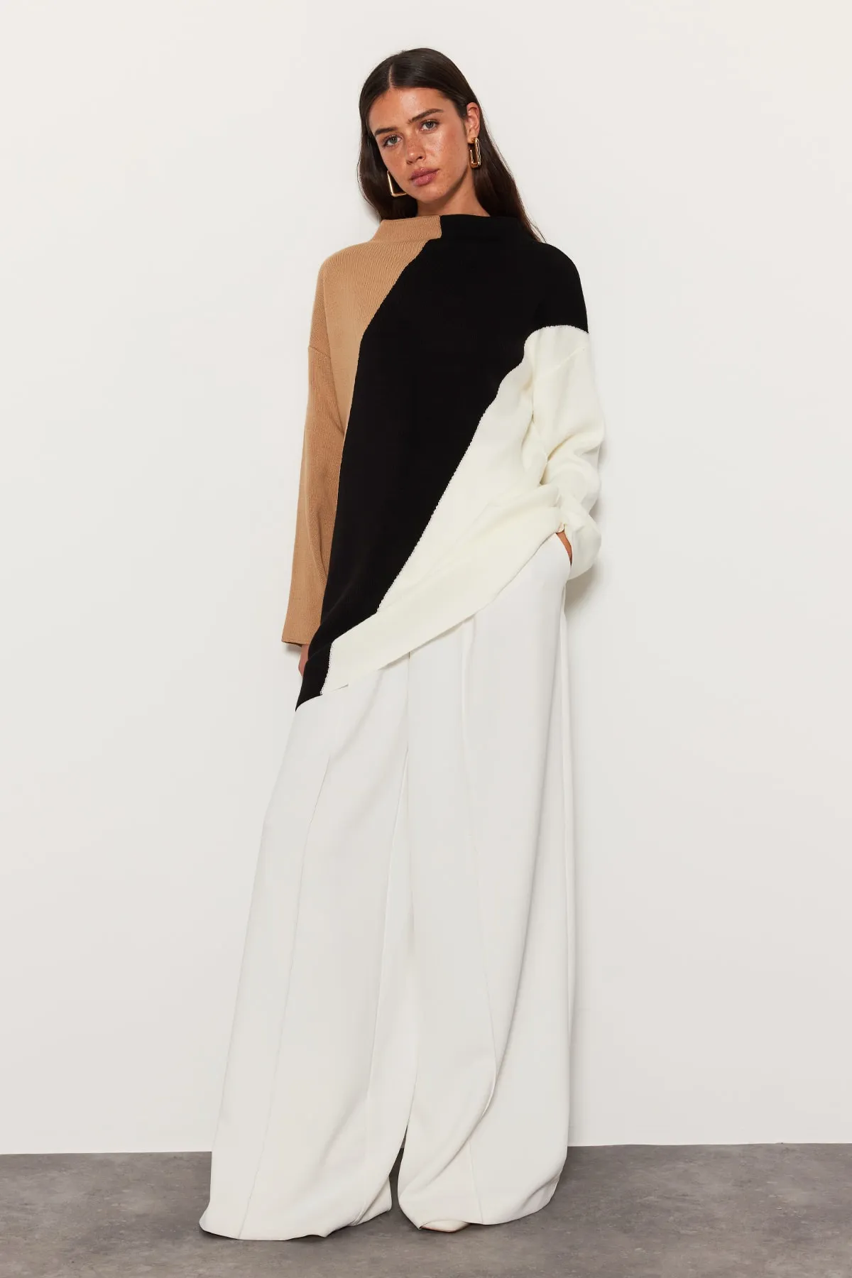 Trendyol Modest  Beigefarbener Farbblock-Strickpullover mit hohem Kragen TCTAW24AK00006
