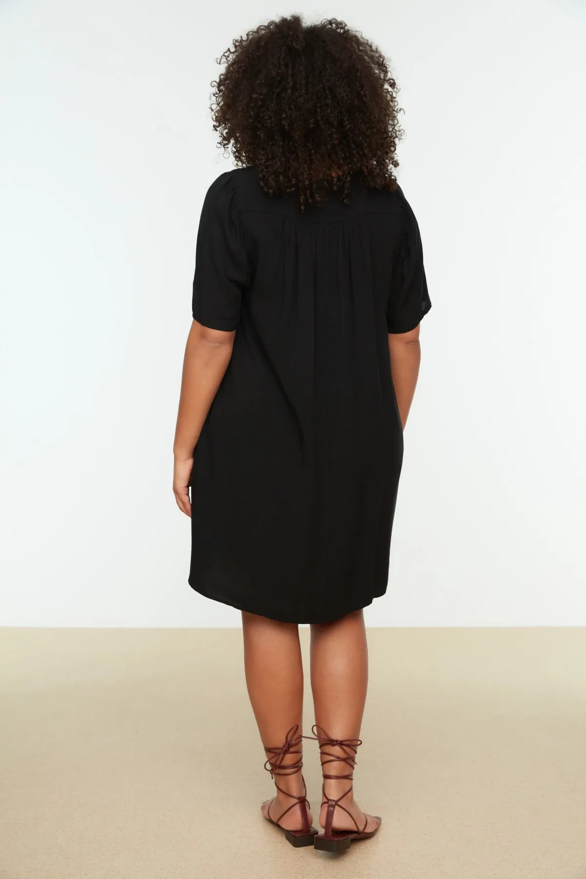 Trendyol Curve  Schwarzes, übergroßes, gewebtes Kleid mit V-Ausschnitt TBBSS22EL0537