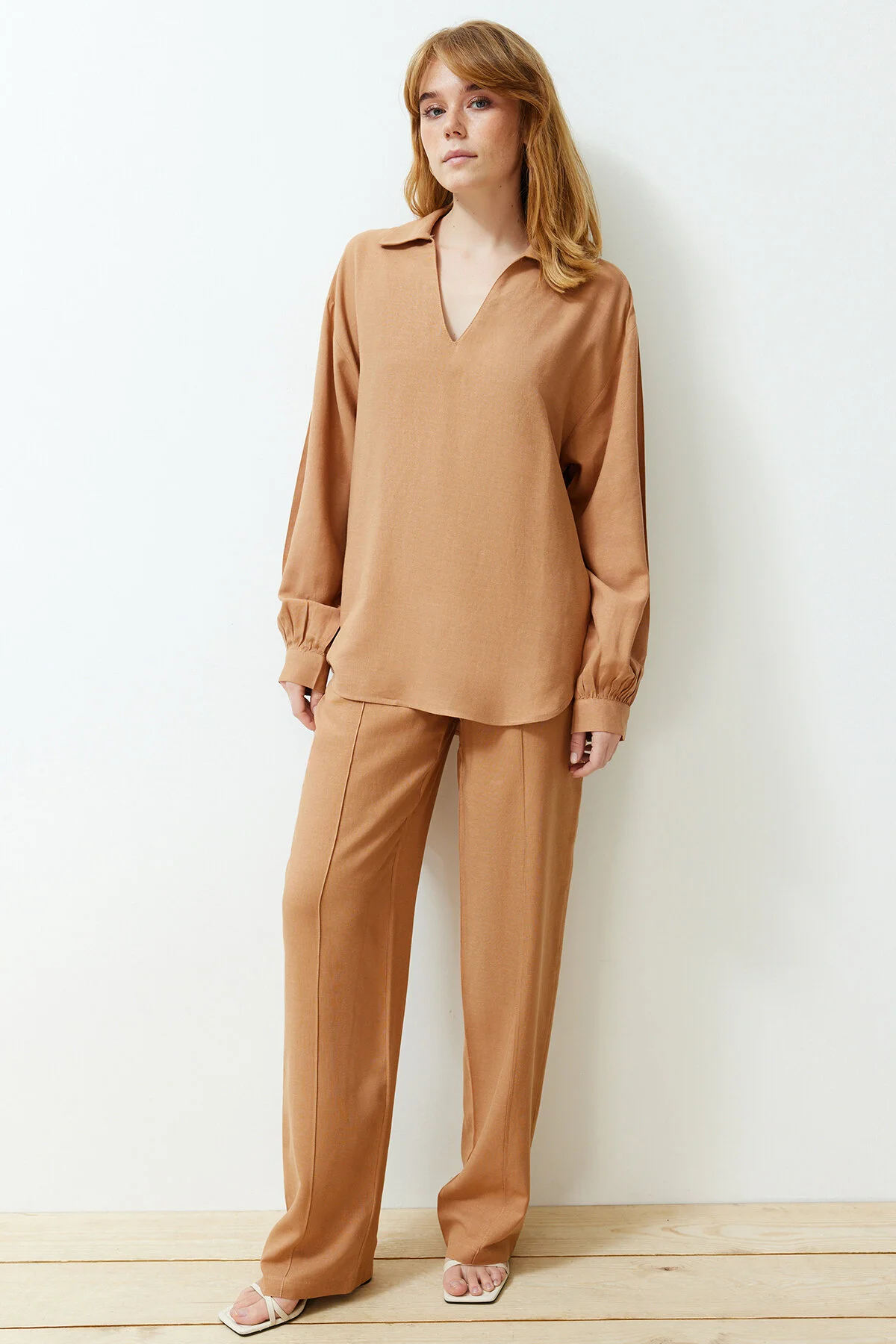 Trendyol Collection  Kamelfarbene Bluse mit weitem V-Ausschnitt und gerader Hose aus gewebtem Unterteil und Oberteil TWOSS24AU00023