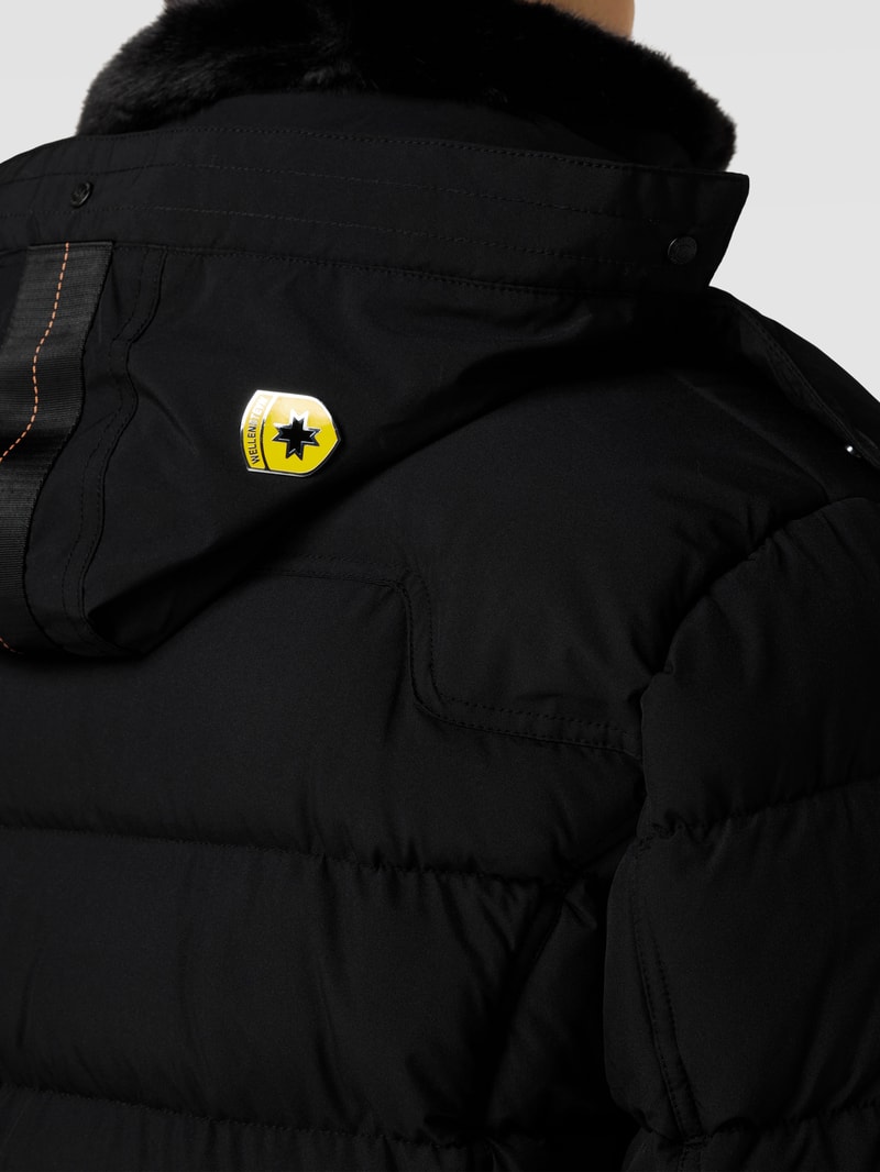 Steppjacke mit Label-Patch in schwarz