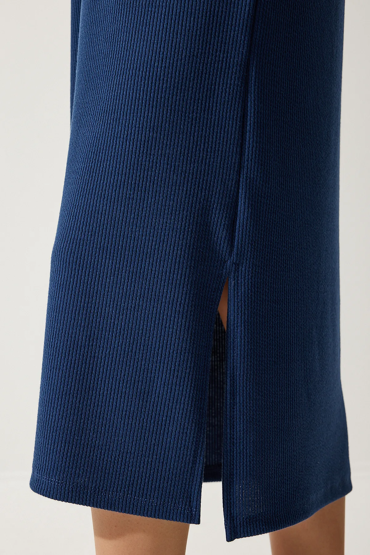 Happiness İstanbul  Marineblaues geripptes Strickkleid mit Rundhalsausschnitt für Damen DZ00111