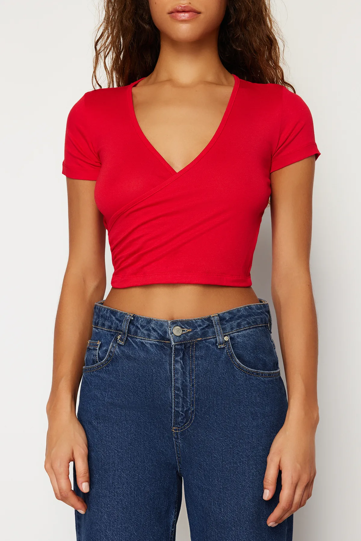 Trendyol Collection  Rote taillierte/taillierte Zweireiher-Kragen-Kurzbluse aus Viskose-Stretch-Strick TWOSS22BZ0536
