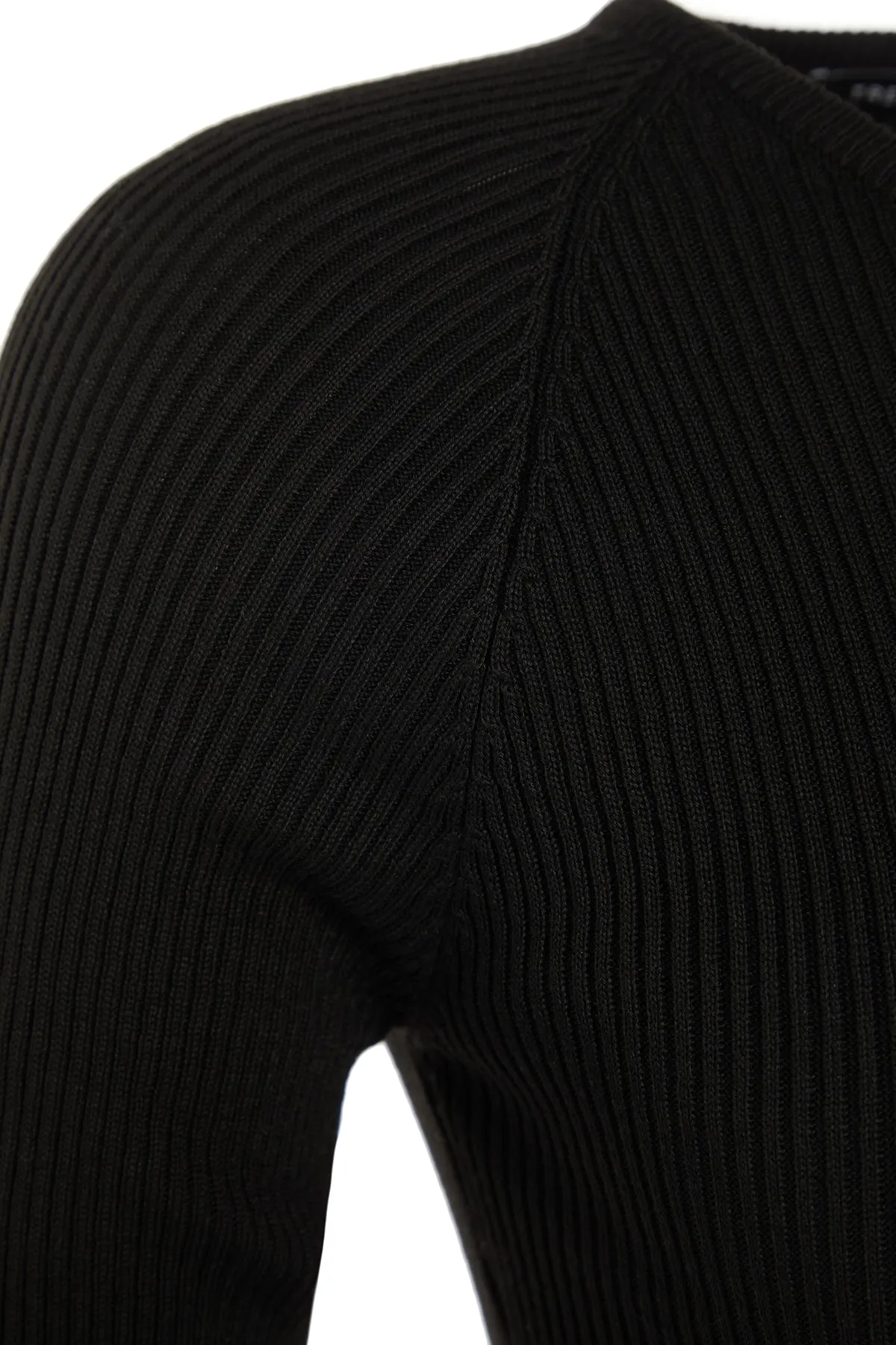 Trendyol Collection  Schwarzes Midi-Strickkleid mit Rundhalsausschnitt TWOAW23EL00023