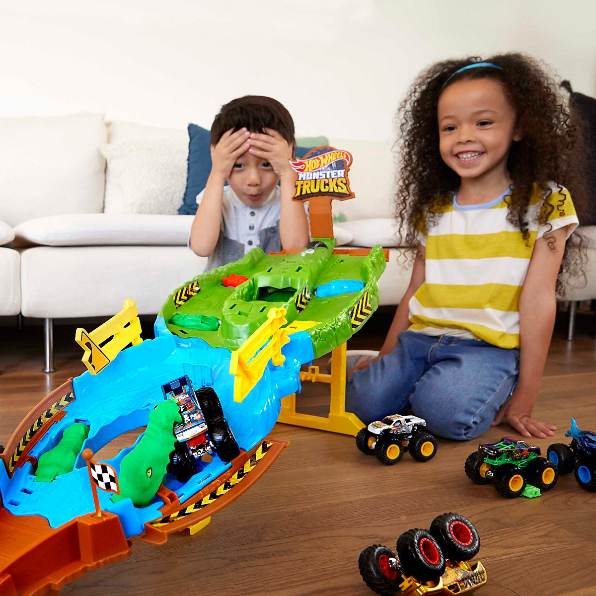 Hot Wheels Monster Trucks Wettkampf Rennstrecke inkl. 2 Spielzeugautos