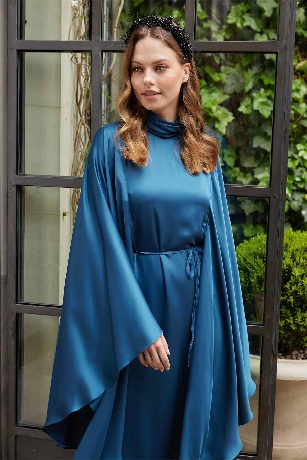 Manuka  Satin-Cape-Abendkleid Petrol