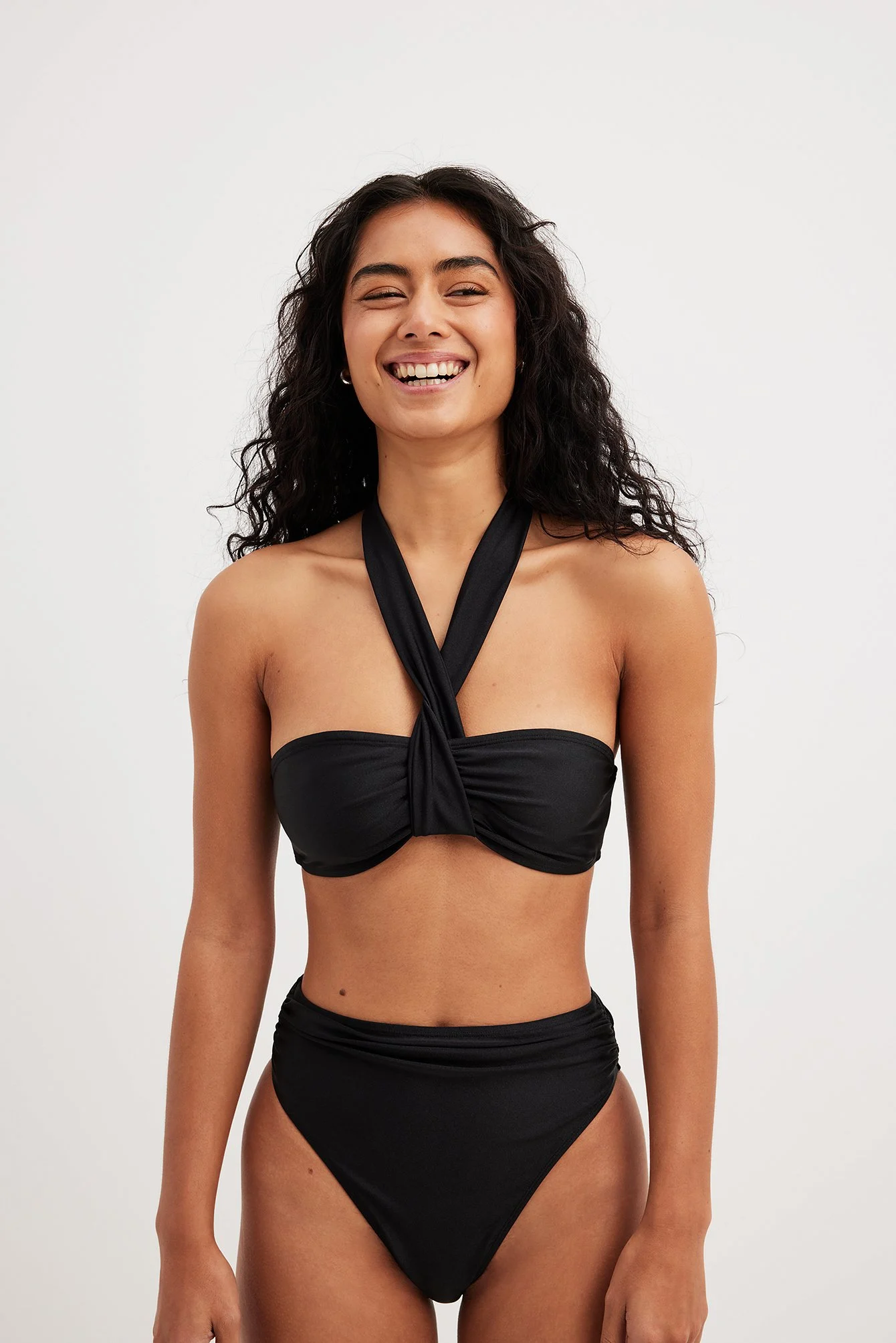 Neckholder-Bikini-Oberteil mit Twistdetail