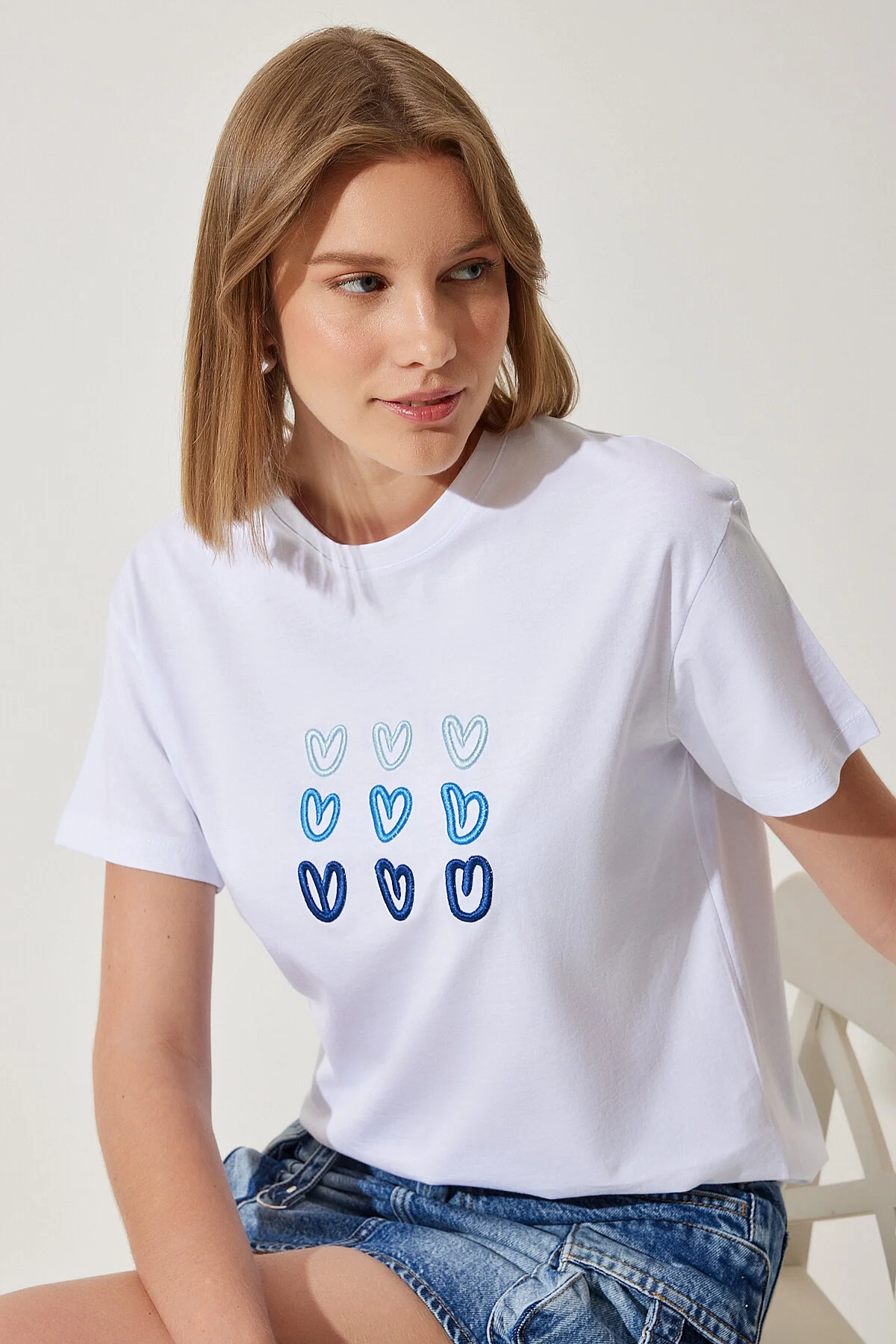 Happiness İstanbul  Weißes Damen-T-Shirt aus Baumwolle mit Herzstickerei MP00026