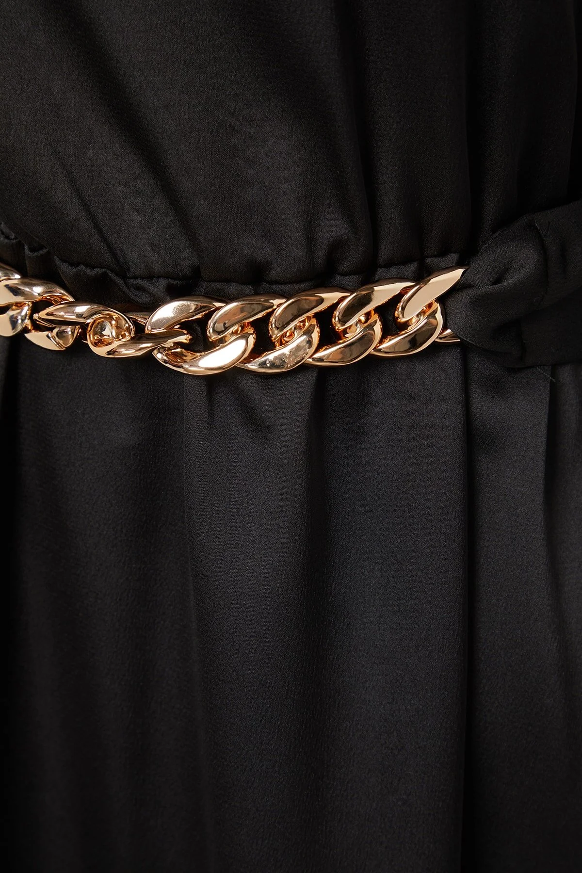 Trendyol Modest  Schwarzes, gewebtes Abendkleid mit Kragen und Manschetten und detailliertem Gürtel TCTSS22EB0142