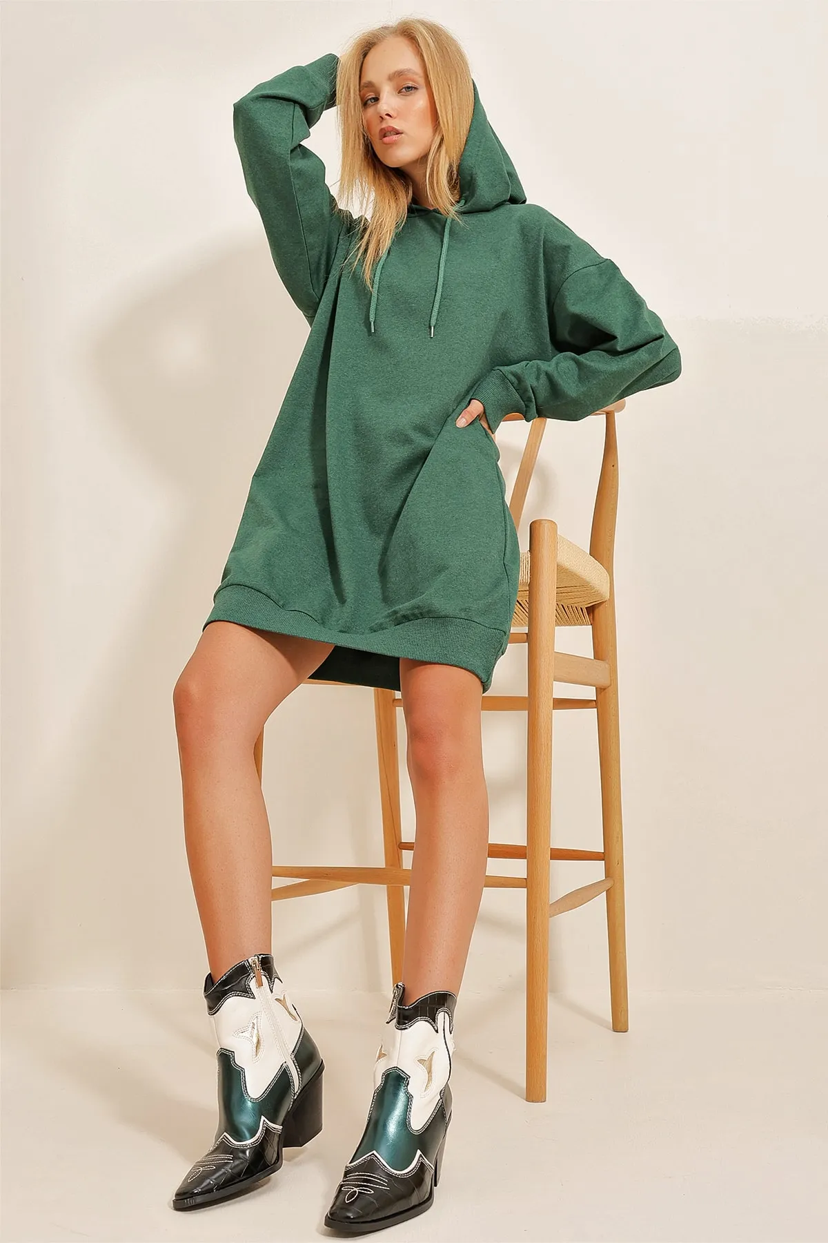 Trend Alaçatı Stili  Damen-Sweatshirtkleid in Walnussgrün mit Kapuze ALC-018-109-TE