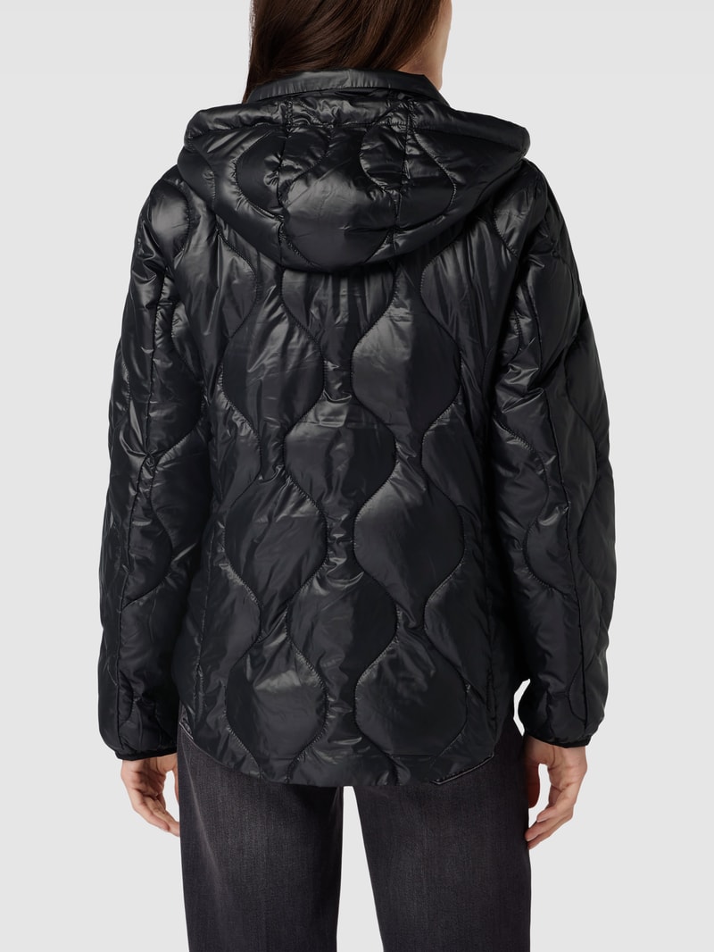 Steppjacke mit seitlichen Eingrifftaschen in schwarz