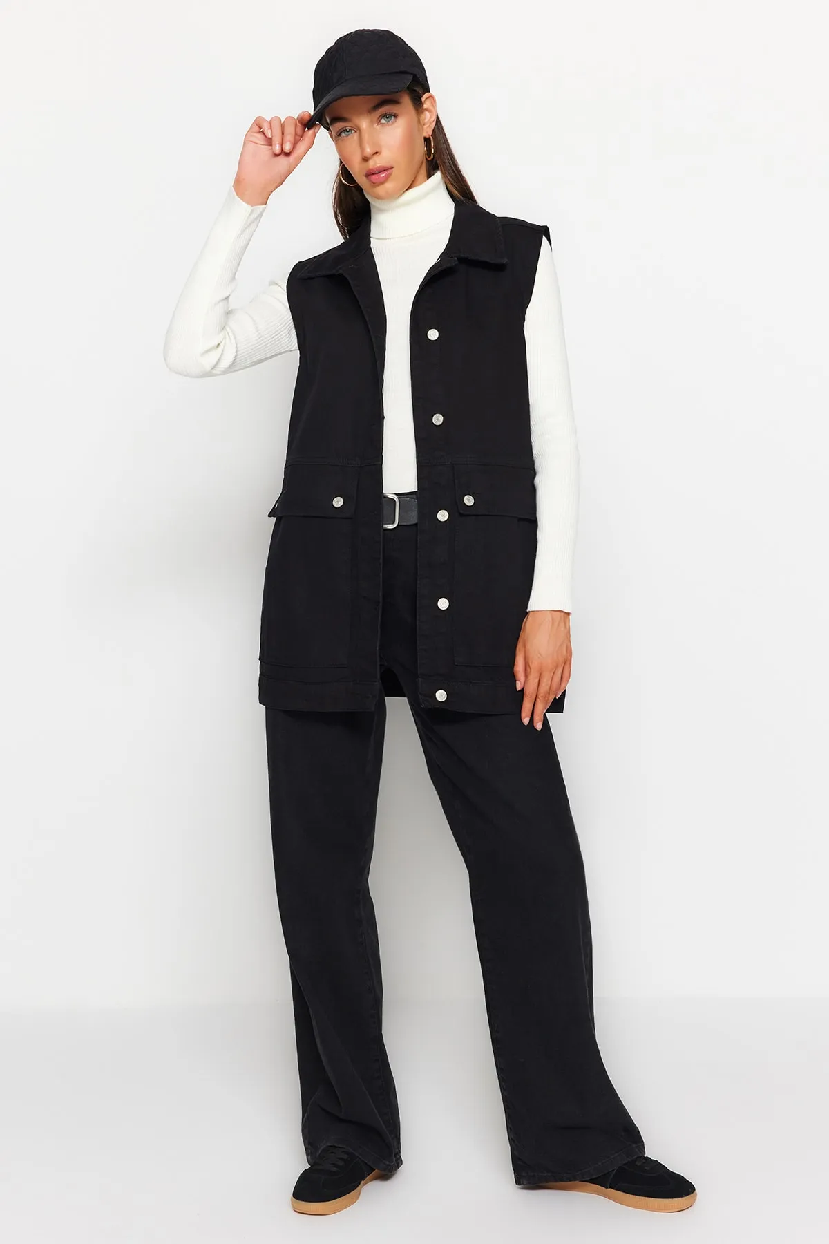 Trendyol Collection  Schwarze Jeansweste aus 100 % Baumwolle mit Hemdkragen und Taschendetail TCTAW22CK0006