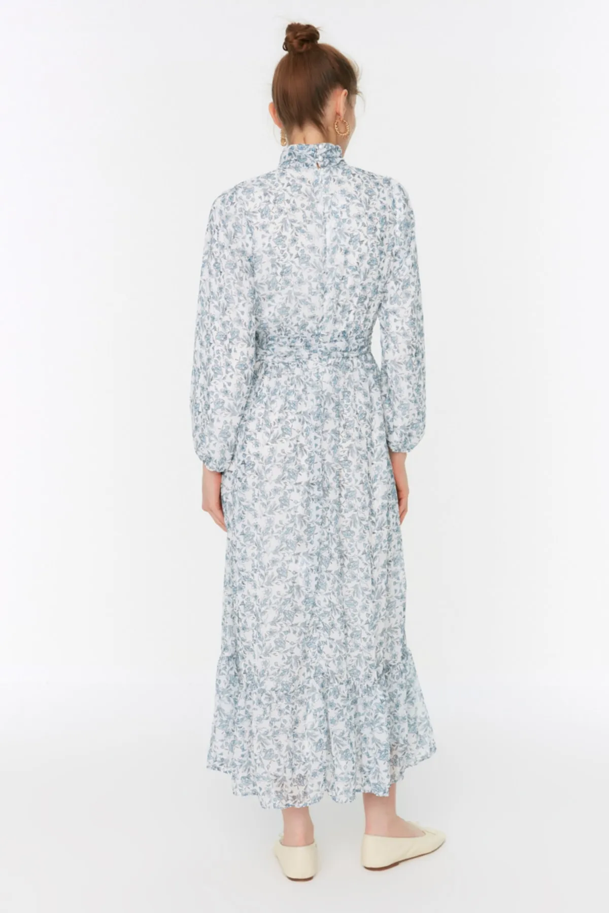 Trendyol Modest  Blaues Blumenkleid mit hohem Kragen und detailliertem, gefüttertem Chiffongewebe TCTSS22EB0032