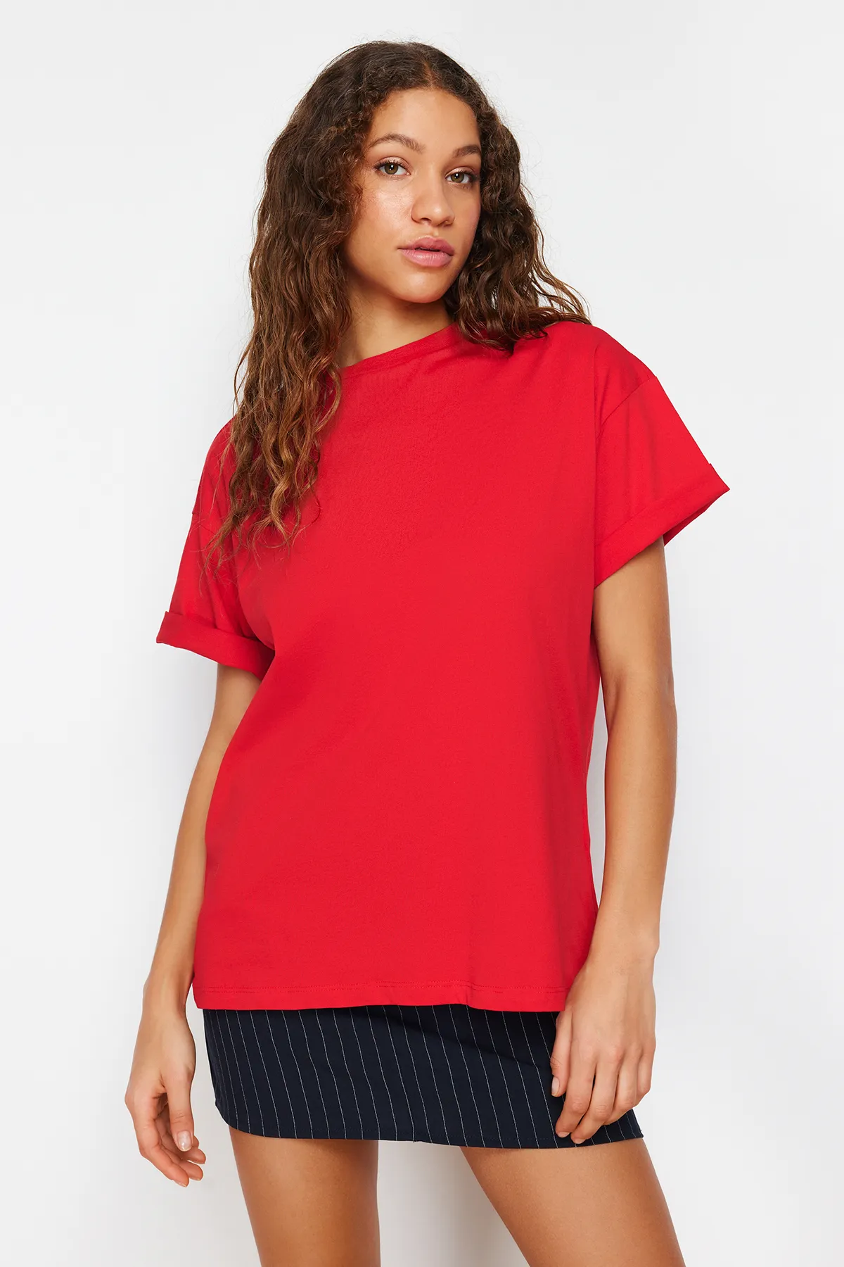 Trendyol Collection  Rotes, übergroßes/weites Strick-T-Shirt mit Rundhalsausschnitt aus 100 % Baumwolle TWOSS20TS0134