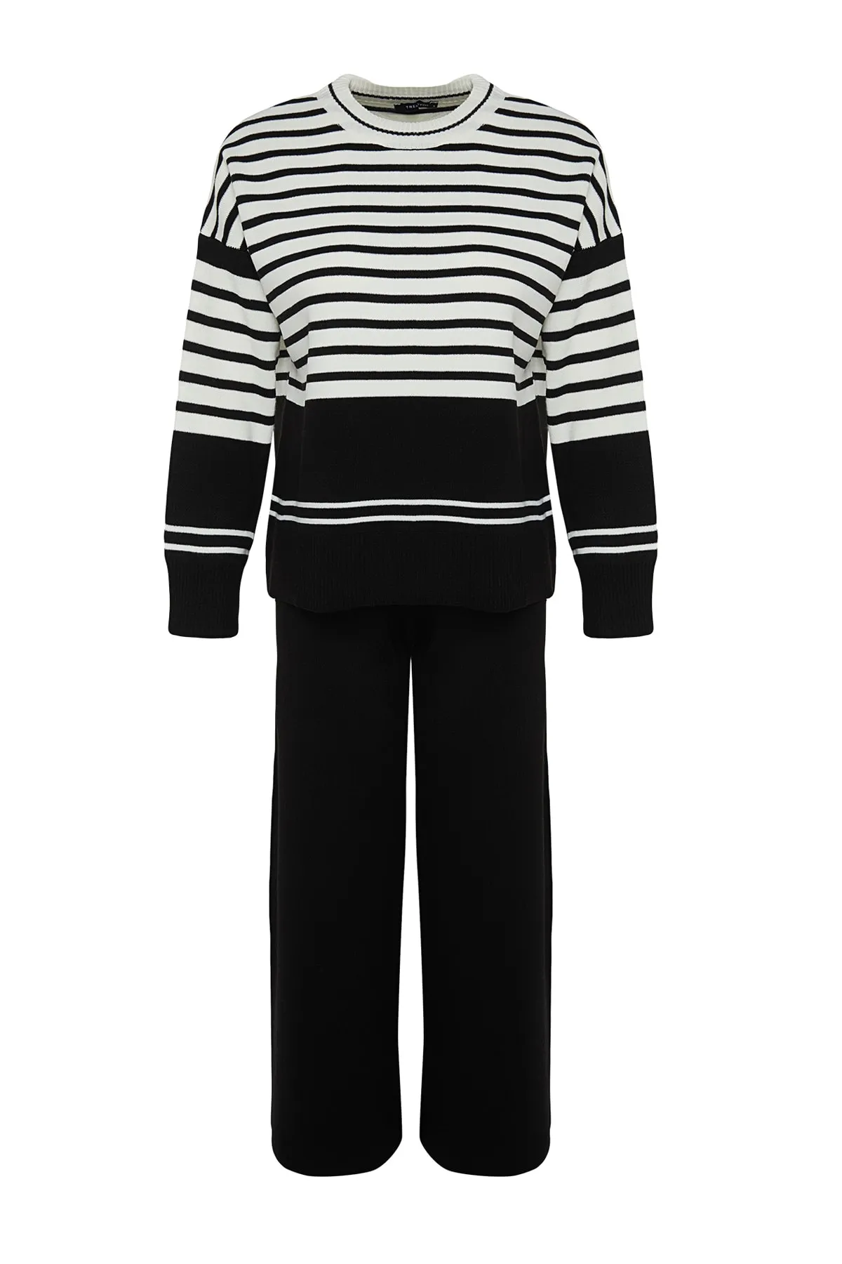 Trendyol Collection  Schwarzes Strickoberteil und -unterteil im weiten Schnitt TWOAW24AU00041