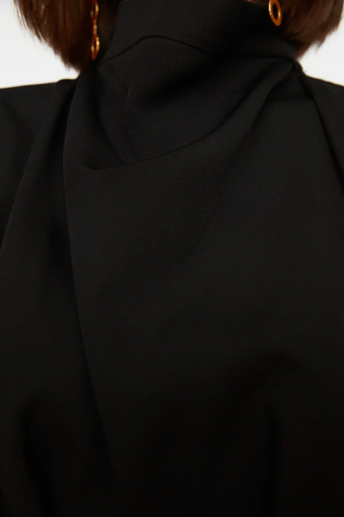 Trendyol Collection  Schwarzes, figurbetontes, gewebtes Kleid mit Stehkragen TWOAW20EL0311