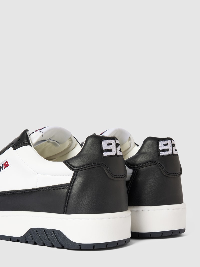 Sneaker mit Kontrastbesatz in schwarz