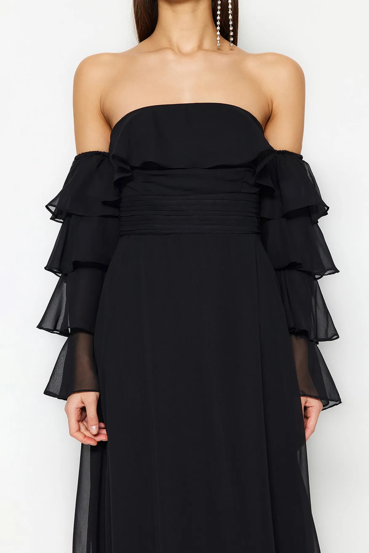 Trendyol Collection  Schwarzes langes Abendkleid aus Chiffon mit Taillenöffnung/Skater-Futter TPRSS23AE00084