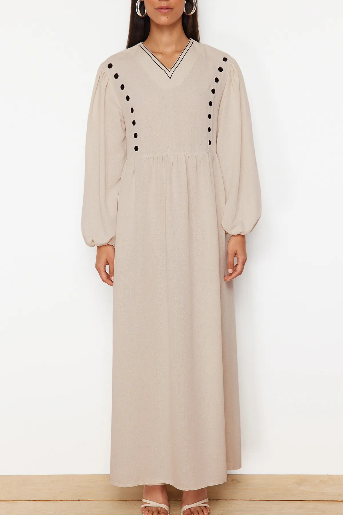 Trendyol Modest  Beiges, detailliertes, gewebtes Kleid in Leinenoptik mit V-Ausschnitt TCTSS24EB00139