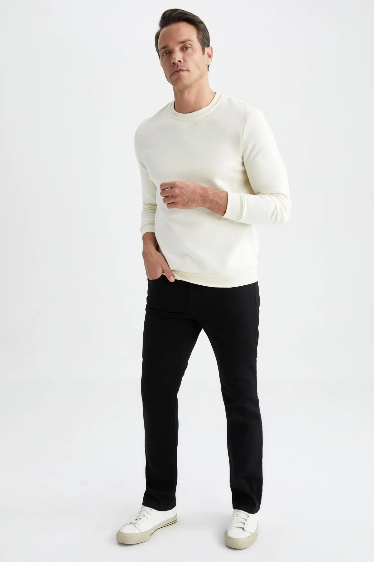 DeFacto  Basic-Sweatshirt aus Baumwolle mit normaler Passform und Rundhalsausschnitt