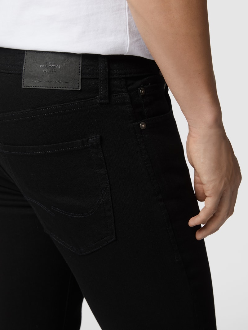 Slim Fit Jeans mit Stretch-Anteil in schwarz