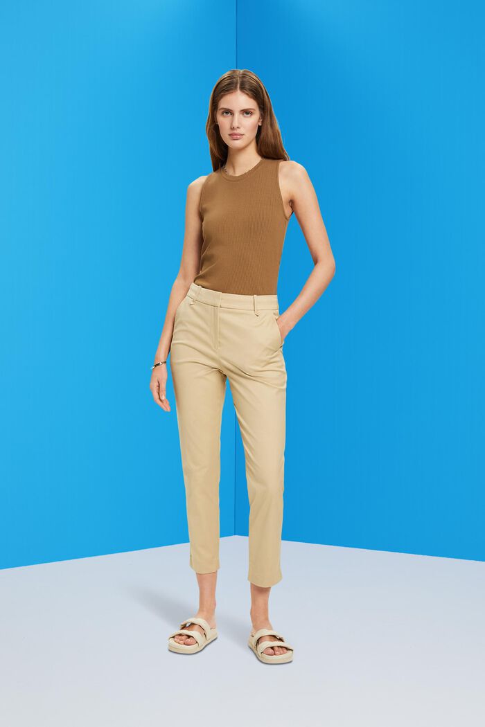Schmal geschnittene Hose mit hohem Bund
