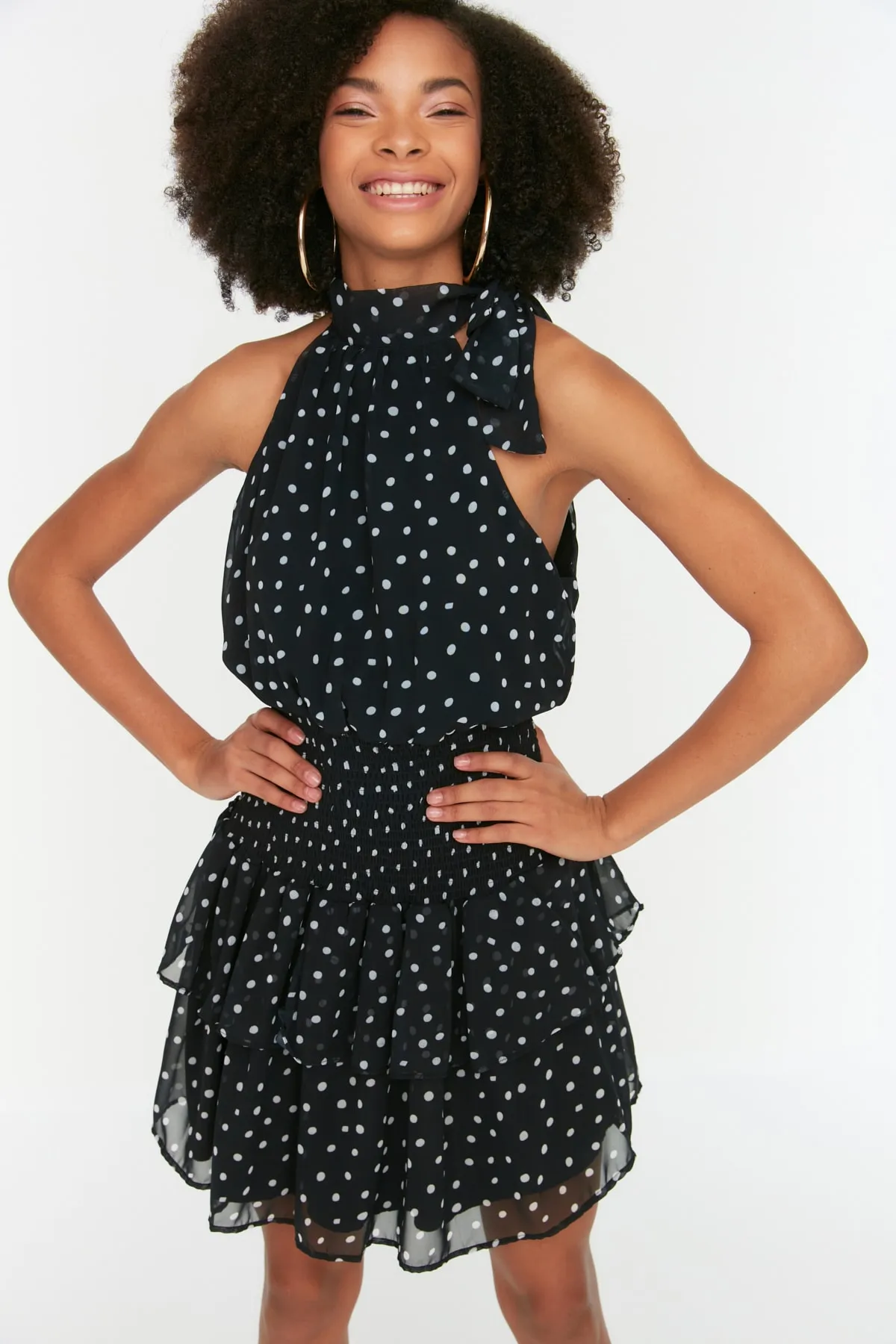 Trendyol Collection  Schwarzes, gewebtes, gefüttertes Chiffon-Minikleid mit Neckholder und Gimped-Kragen TWOSS22EL2383