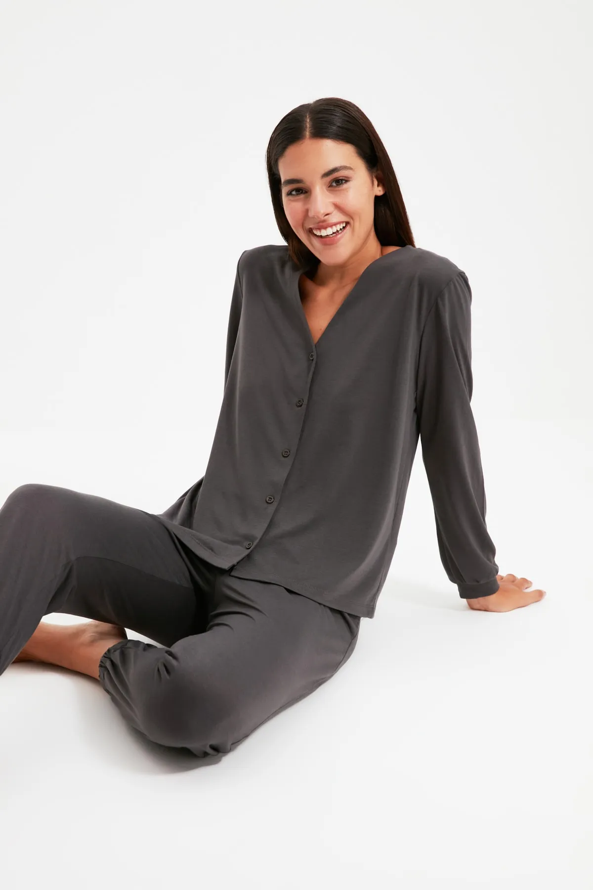 Trendyol Collection  Anthrazitfarbenes Hemd-Jogger-Strick-Pyjama-Set THMAW21PT0632