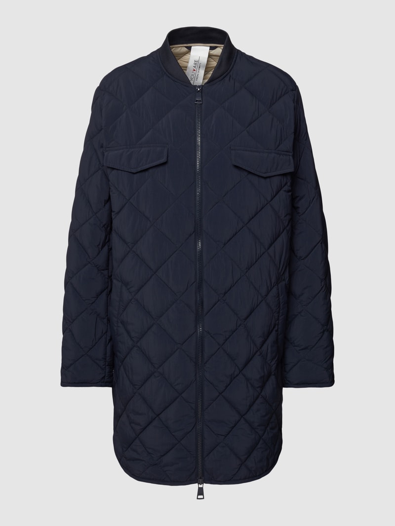 Steppjacke mit Label-Patch in marineblau