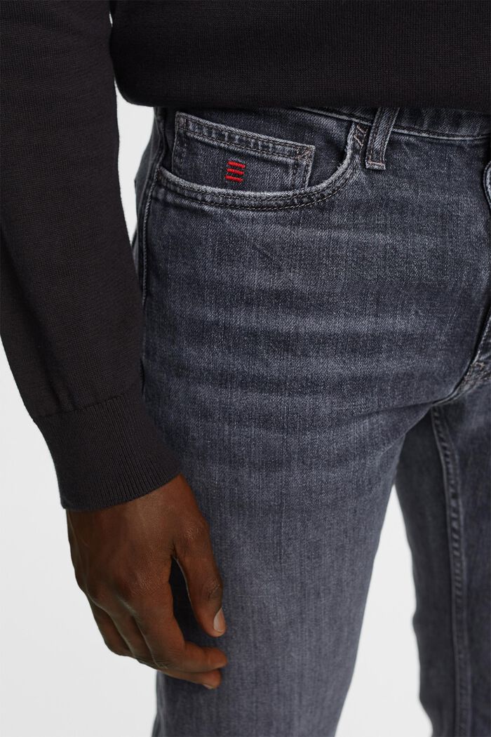 Jeans mit geradem Bein und mittelhohem Bund