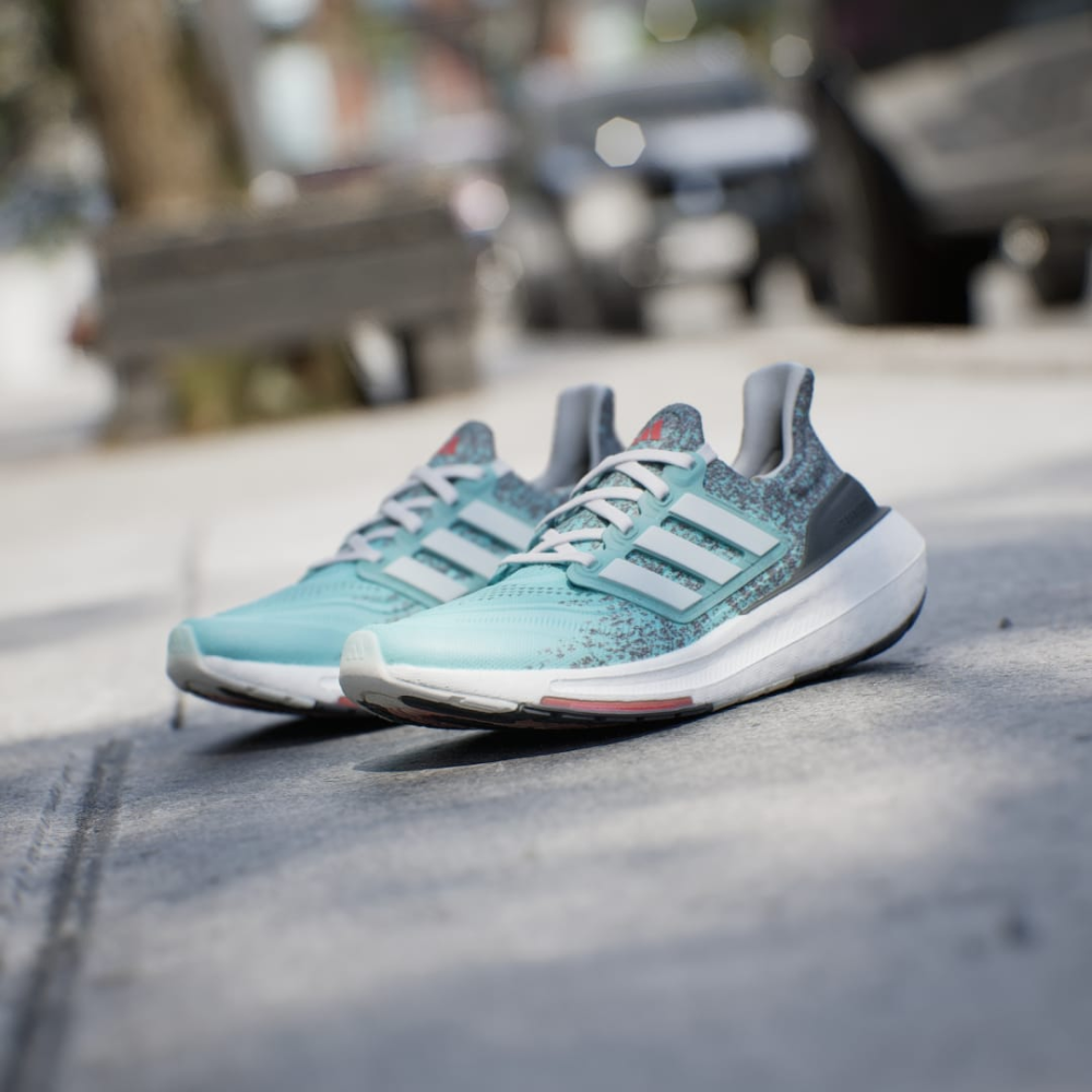 adidas Ultraboost Light 23 IE1692 / blau