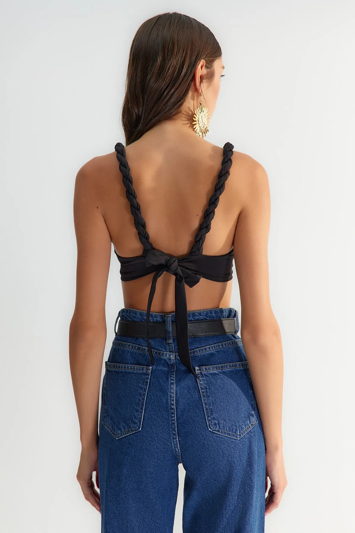 Trendyol Collection  X Zeynep Tosun Schwarzes Bügel-Bustier mit detailliertem Bügel TCLSS23BS00009