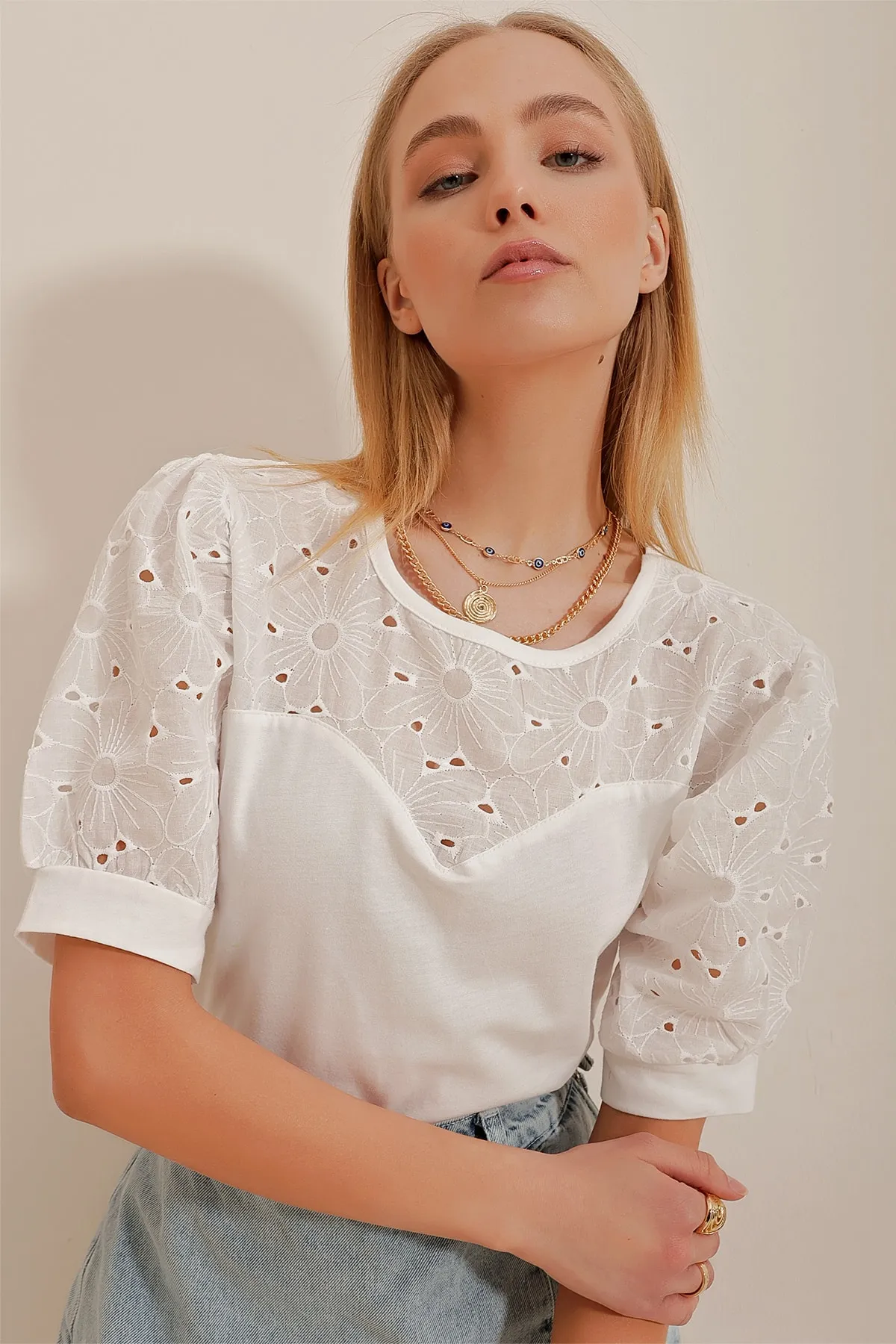 Trend Alaçatı Stili  Weiße Damenbluse mit Rundhalsausschnitt und Muscheldetails, ALC-X10372