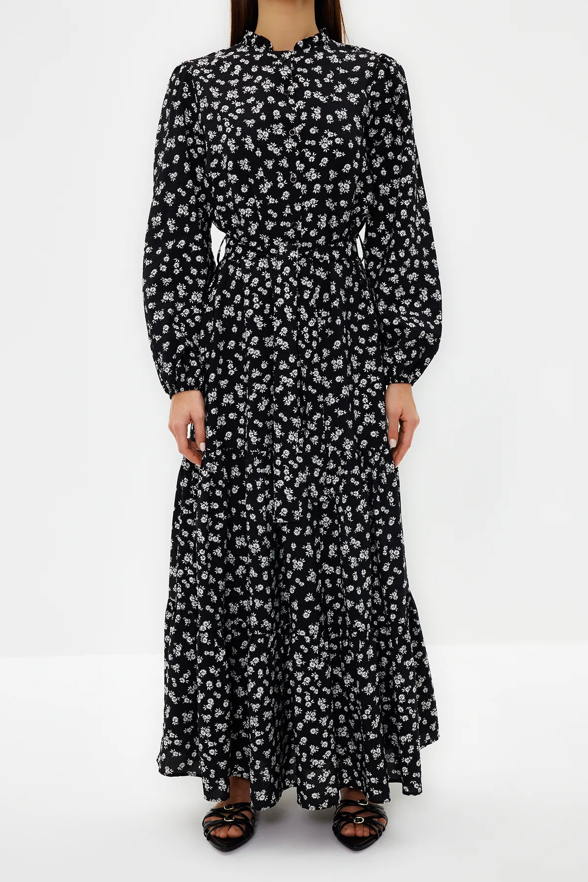 Trendyol Modest  Schwarzer Gürtelrock, Volants, Blumenmuster, gefüttertes Webkleid TCTSS23EB00294