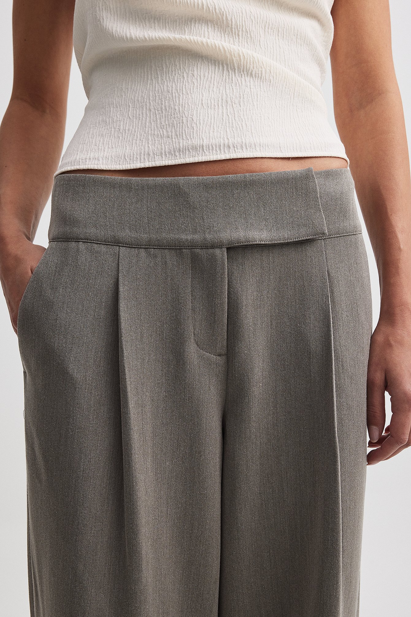 Weite Anzughose mit tiefer Taille
