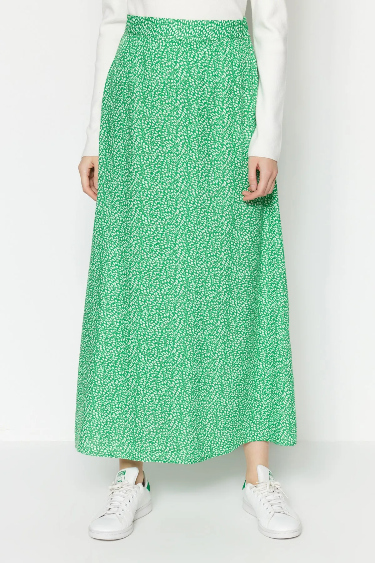 Trendyol Modest  Grüner ausgestellter Rock aus Viskosegewebe mit Blumendruck TCTSS21ET0497