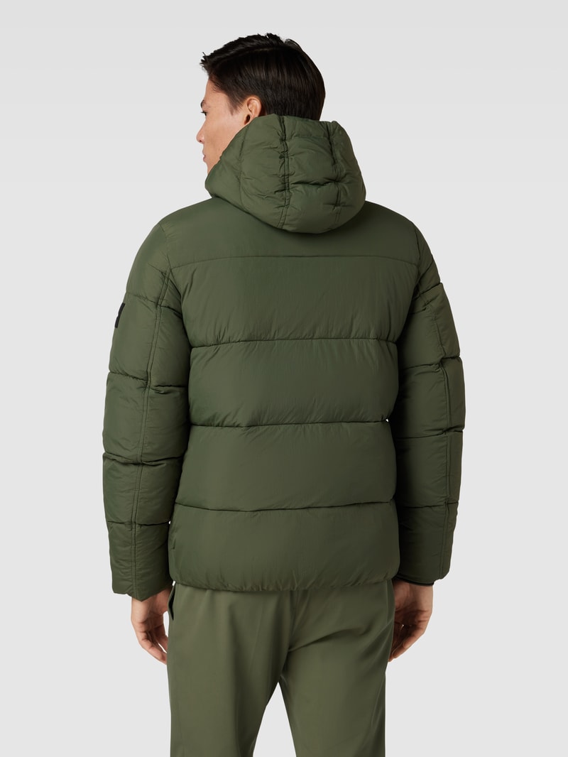 Steppjacke mit Label-Patch in olivgrün