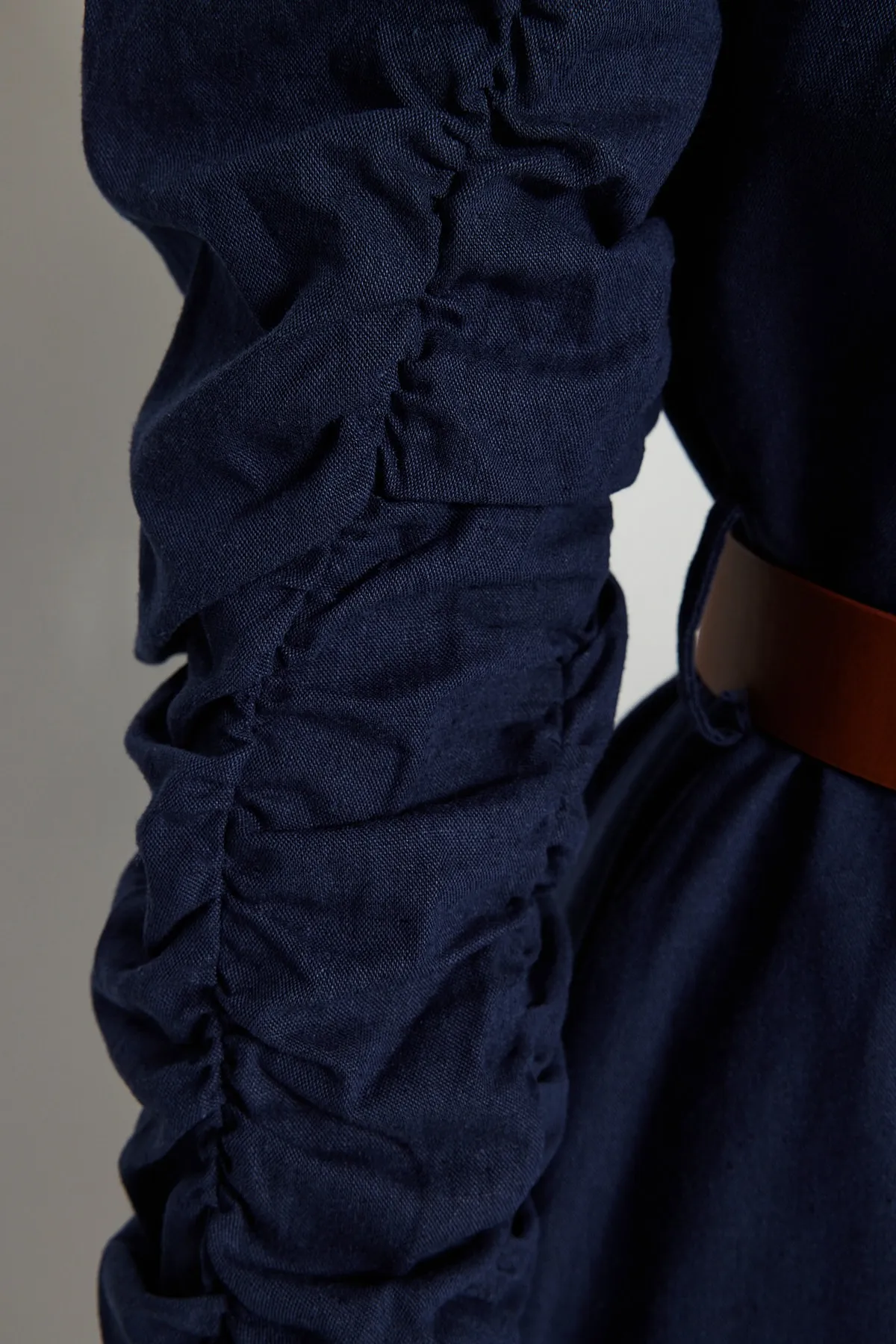 Trendyol Modest  Marineblaues Hemdblusenkleid aus gewebtem Leinengemisch mit Gürtelärmeln, gerafften Taschen und Details TCTSS23EB00152